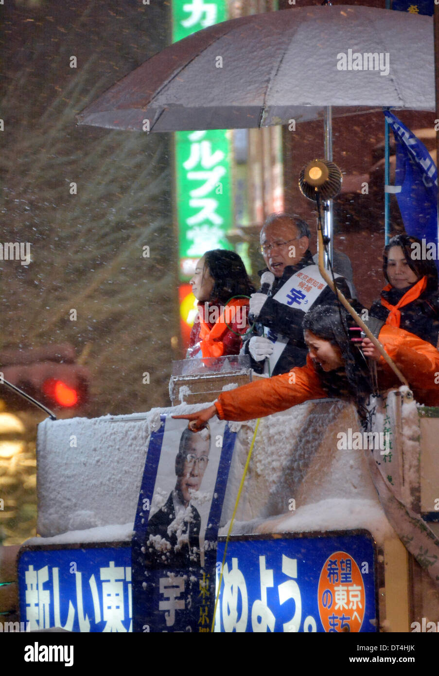 Tokyo, Japon. Feb 8, 2014. Neige et les températures sous zéro nonobstant, Kenji Utsunomiya fait sa hauteur finale pour l'élection au poste de gouverneur de Tokyo sur le dernier jour de la campagne Samedi, Février 8, 2014. Utsunomiya aurait été en retard par rapport à la santé, l'ancien ministre du Travail et du Bien-être Yoichi Masuzoe à l'approche des élections de dimanche. Credit : Natsuki Sakai/AFLO/Alamy Live News Banque D'Images