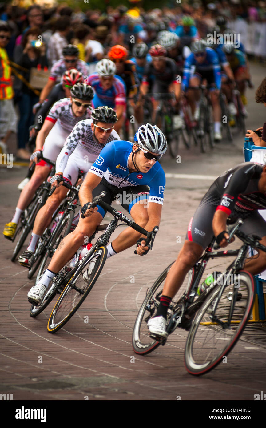 Vancouver, Colombie-Britannique, 2013 - Les hommes et les femmes participent à la 2013 Gastown Grand Prix cycliste, 10 juillet 2013. Banque D'Images
