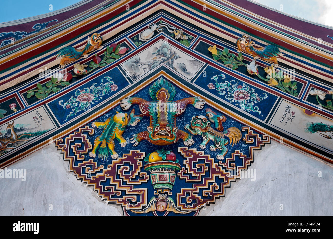 Un détail de décoration en plâtre peint sur le pignon d'un temple chinois de Malaisie. Banque D'Images