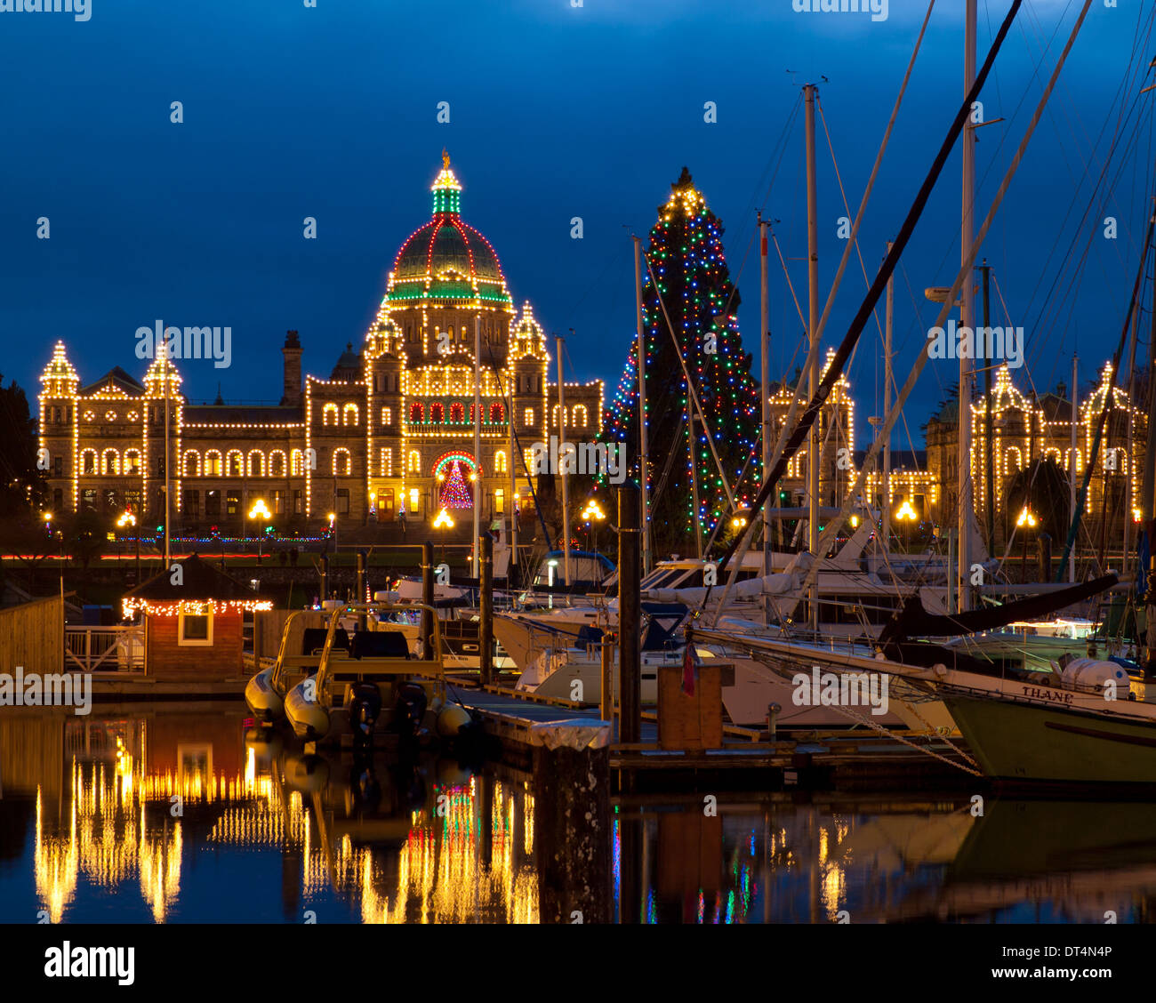 Une vue de la belle Colombie-Britannique Édifices du Parlement et du port intérieur à Noël. Victoria, Colombie-Britannique, Canada. Banque D'Images