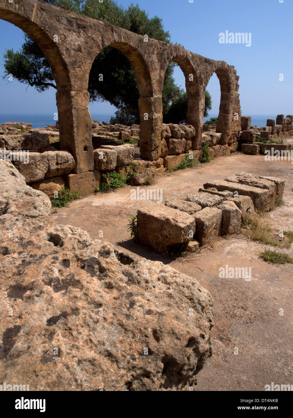 Une rangée d'arches sont tous les importants vestiges de l'ancienne basilique église à Tipaza en Algérie. Banque D'Images
