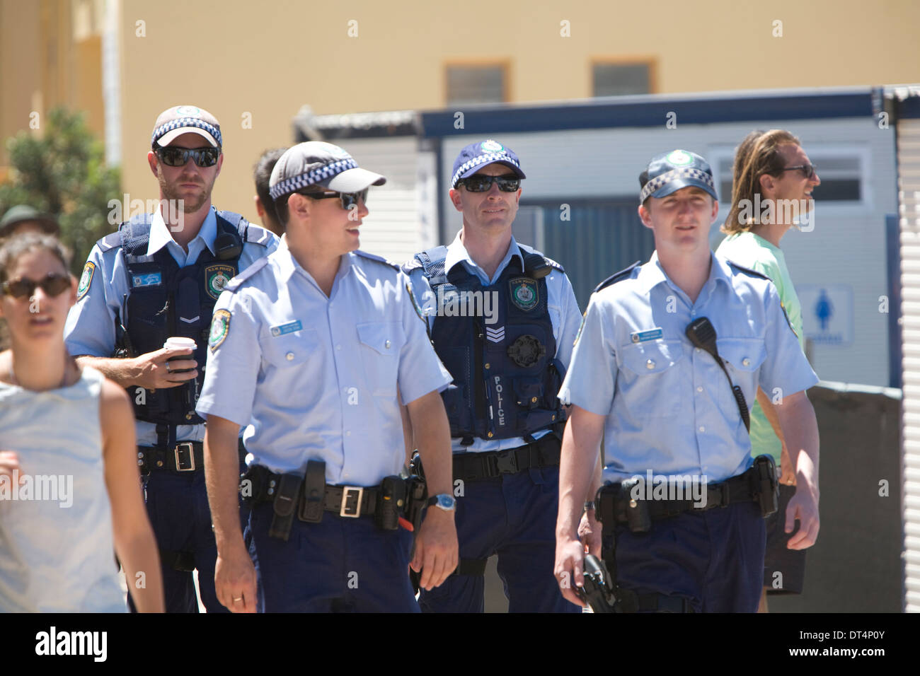 Officiers de police australiens hommes et femmes patrouillant à Manly pendant l'Open d'Australie de la compétition de surf, Sydney, NSW, Australie Banque D'Images