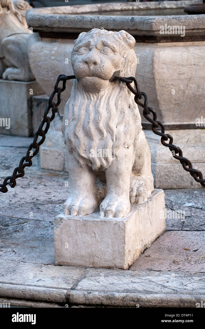 Lion statue en pierre avec chaîne métallique dans la bouche, la ville de Bergame, Italie Banque D'Images