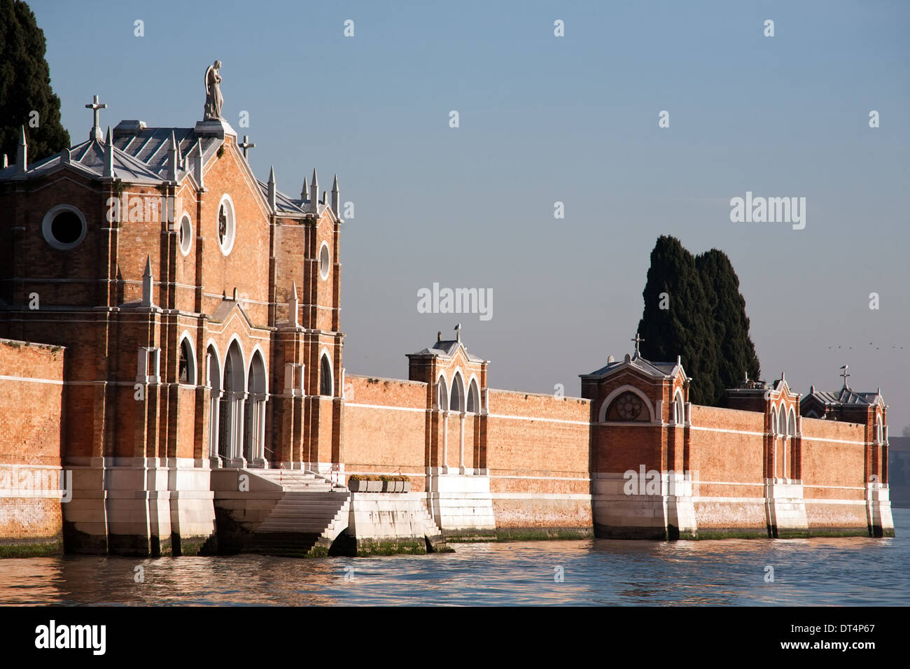 Portes et mur de brique rouge de l'île de San Michele à Venise cimetière Banque D'Images