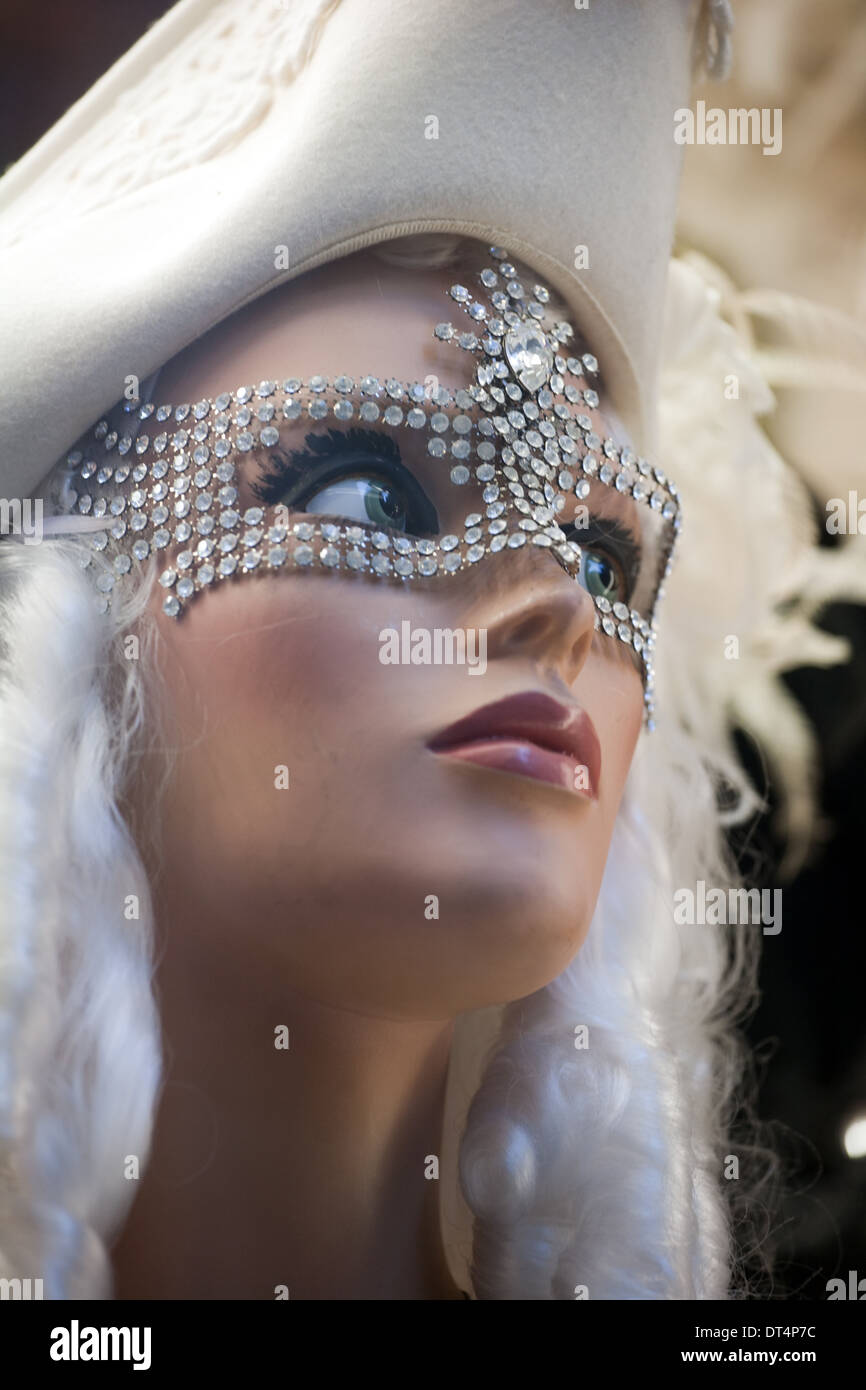 Tête mannequin femme en perruque et masque vénitien closeup Banque D'Images