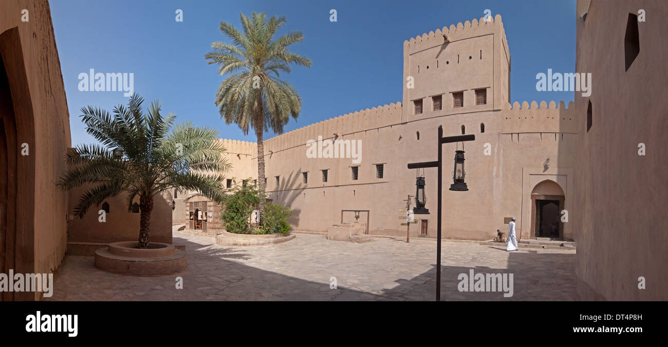 Une vue panoramique de la cour d'une forteresse en pisé en Oman. Banque D'Images