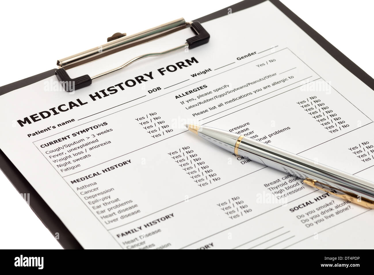 Forme d'histoire médicale du patient avec stylo isolé sur fond blanc Banque D'Images