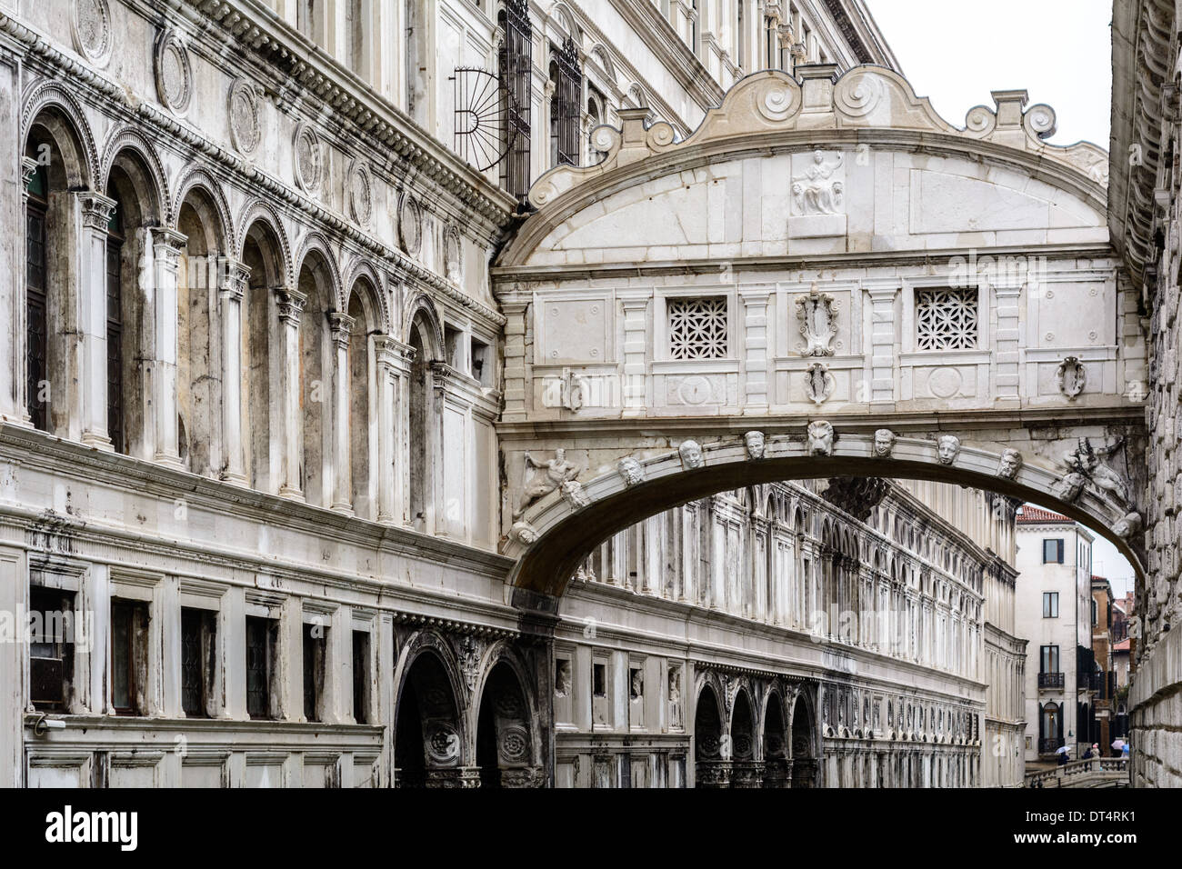 Venise, Italie. Le Pont des Soupirs, Ponte dei Sospiri, sur le rio di Palazzo, reliant le palais des Doges avec la nouvelle prison. Banque D'Images