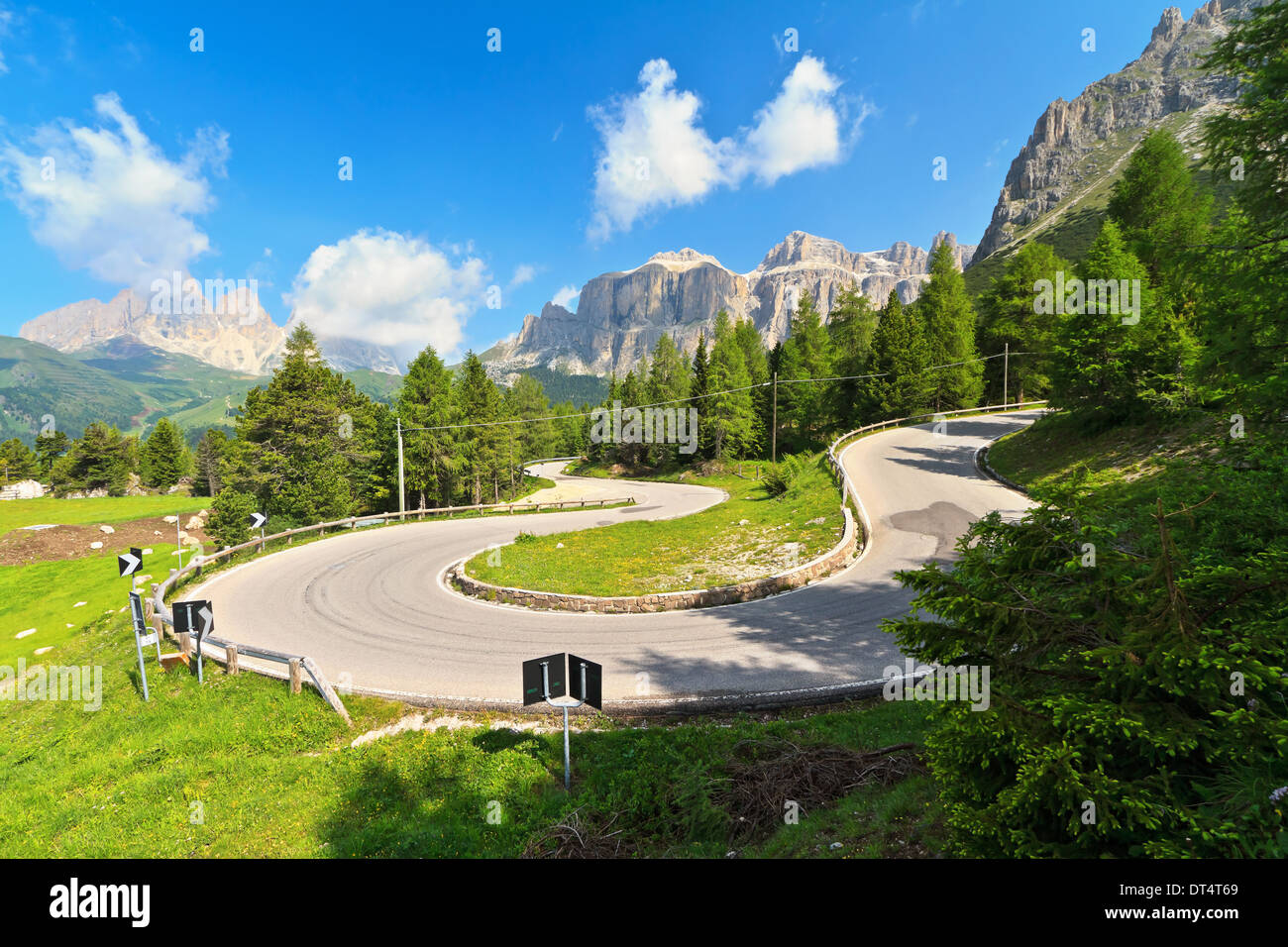 Dolomiti. route sinueuse de Canazei à Pordoi pass, Trentin, Italie Banque D'Images
