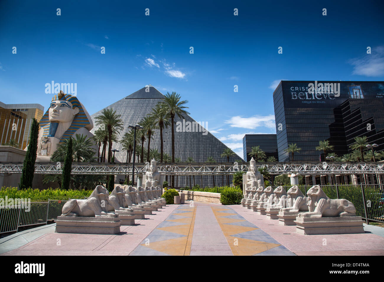 Hôtel Luxor Las Vegas avec des répliques du Sphinx, pyramide égyptienne et d'autres icônes, situé sur Las Vegas Boulevard, Banque D'Images