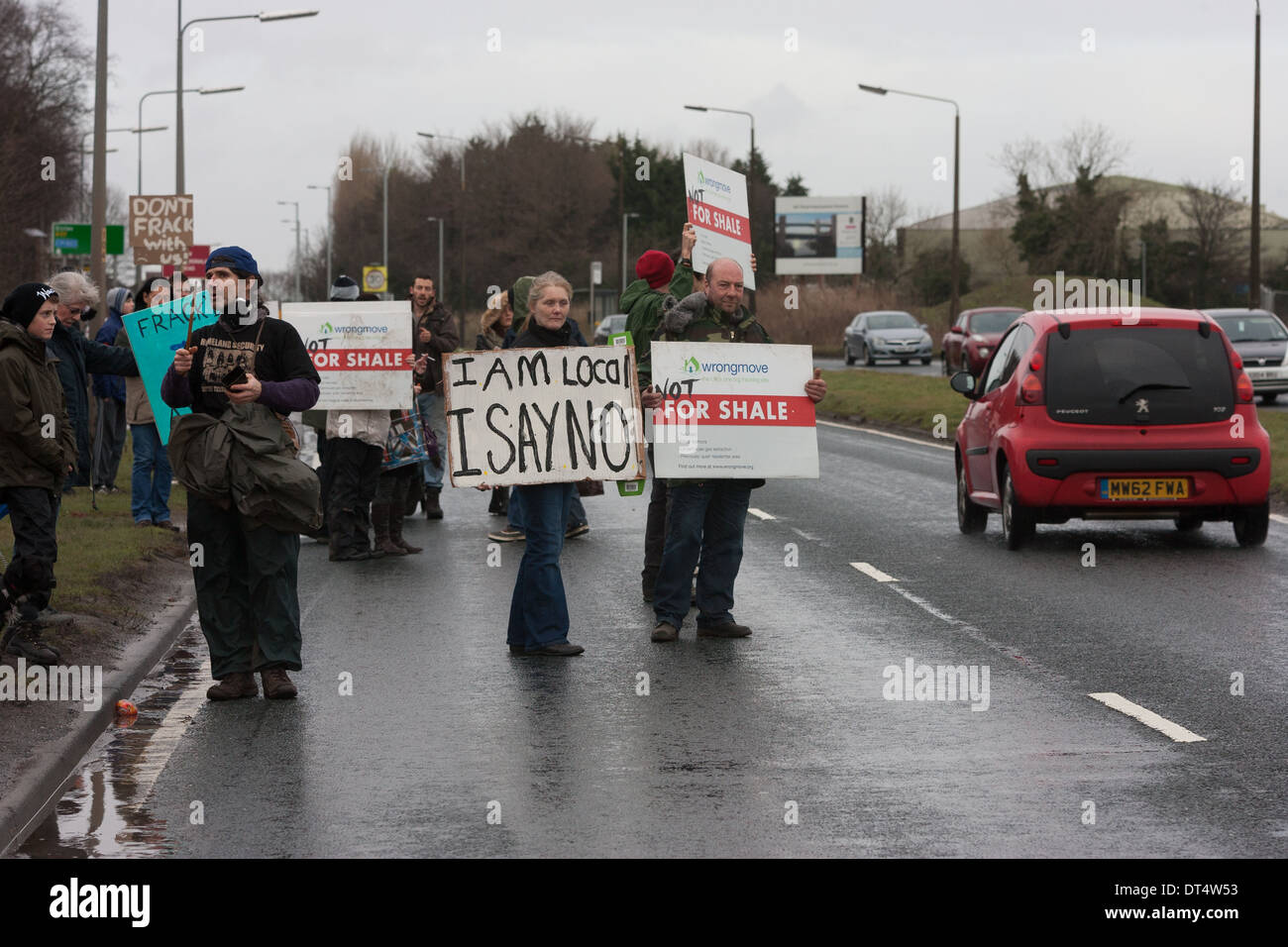 Des manifestants anti-fracking contenir jusqu'à des signes, sur l'A57 près de Barton Moss. Plus de mille personnes pour une 'Journée de solidarité'. Banque D'Images