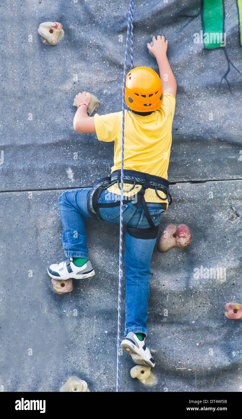 Mur D Escalade Enfant Photo Stock Alamy Mur D Escalade Enfant Photo Stock Alamy