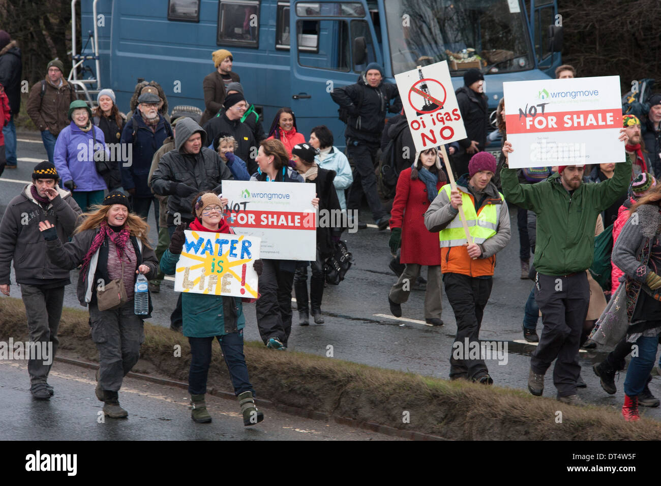 Des manifestants anti-fracking marche dans la A57 près de la Barton Moss forage exploratoire de l'iGas site. Banque D'Images