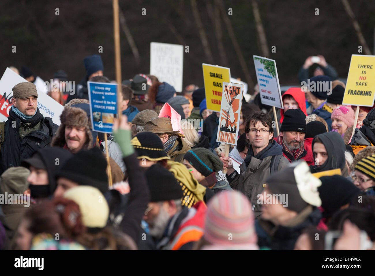Des manifestants anti-fracturation en mars sur la A57 en direction de l'iGas Barton Moss le forage d'exploration au cours d'une 'Journée de solidarité'. Banque D'Images