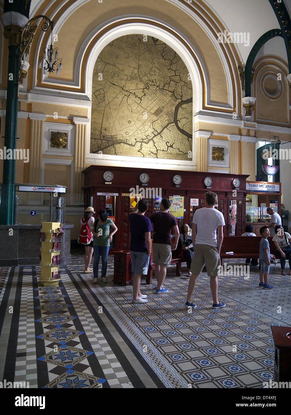 Extérieur de Saigon, Vietnam Bureau de poste qui est en service depuis la  fin des années 1800, construit par les Français Photo Stock - Alamy