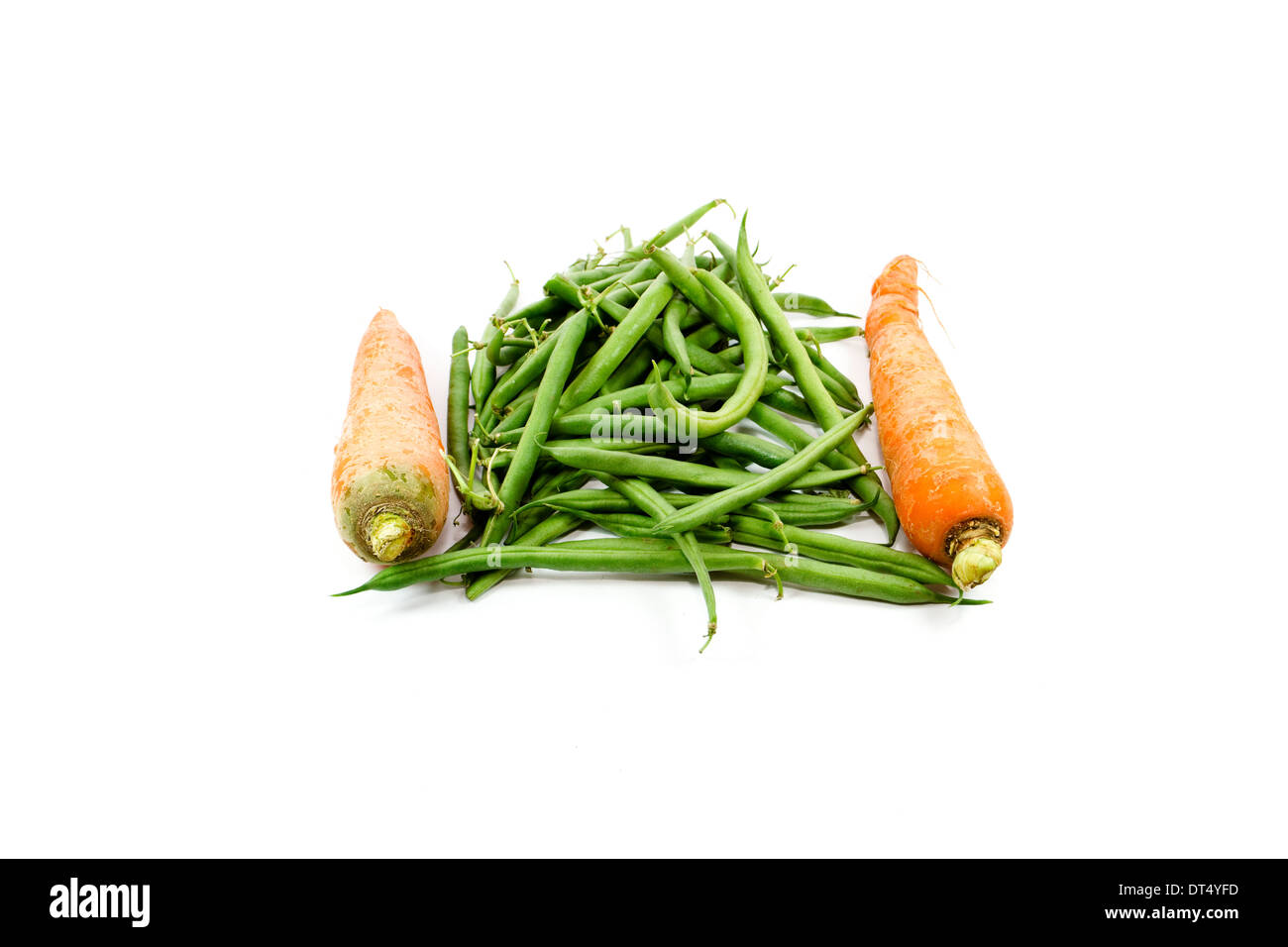 Haricots verts frais avec des carottes sur fond blanc Banque D'Images