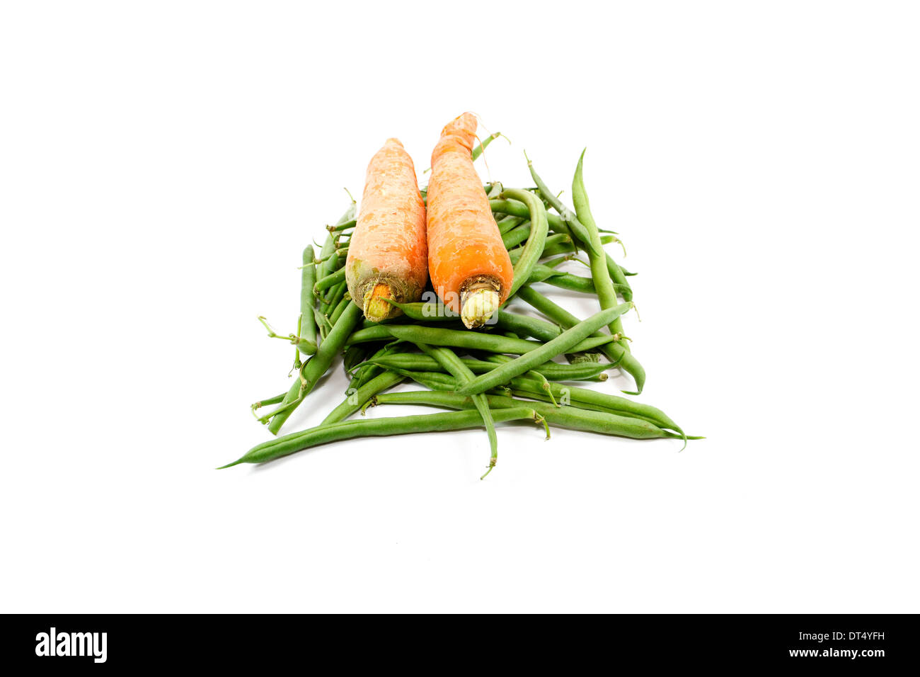 Haricots verts frais avec des carottes sur fond blanc Banque D'Images