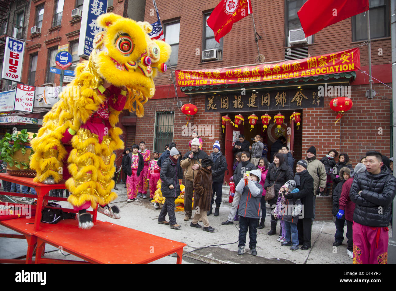 Dragon danseurs apporte bonne chance à la communauté de Chinatown sur East Broadway à New York ; le Nouvel An chinois 2014 l'année du cheval. Banque D'Images