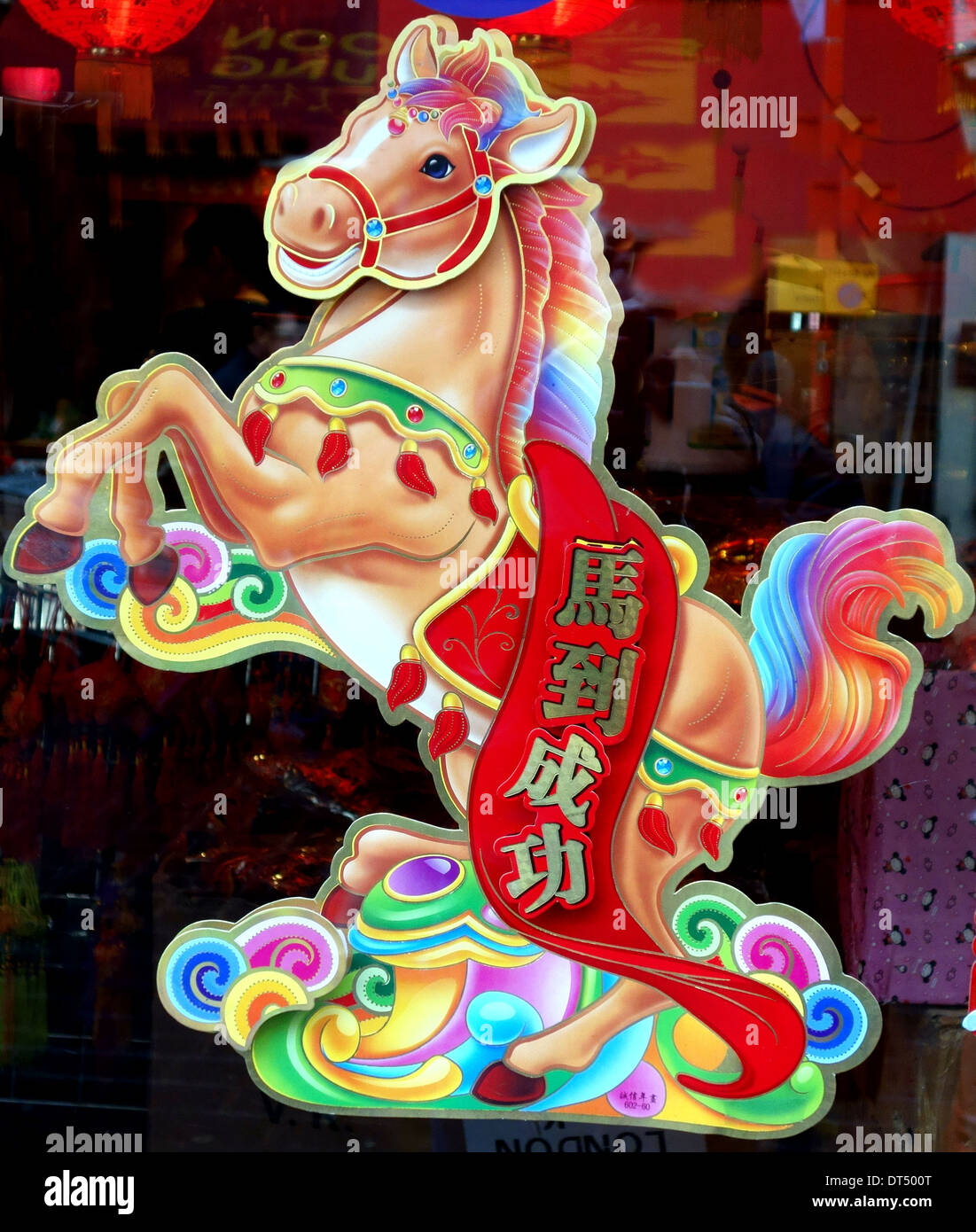 L'année chinoise du cheval signer dans le quartier chinois de Londres, fenêtre Banque D'Images