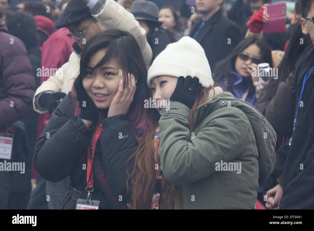 Adolescentes tiennent leurs oreilles à la cérémonie d'artifice du Nouvel An chinois à New York. Banque D'Images