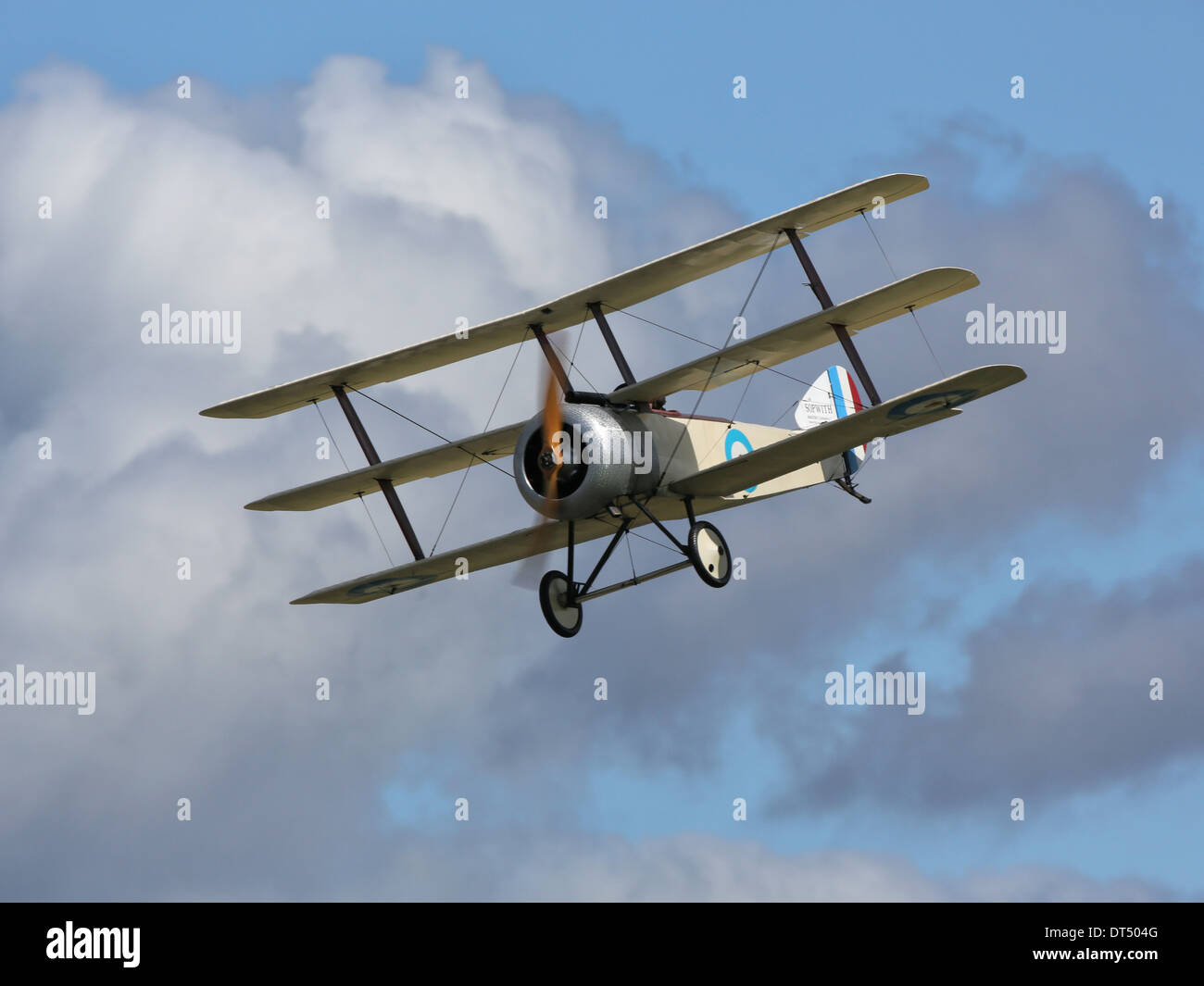 Sopwith Triplane Première Guerre mondiale réplique des avions de chasse volant à Dunsfold 'Wings and Wheels' Airshow Banque D'Images