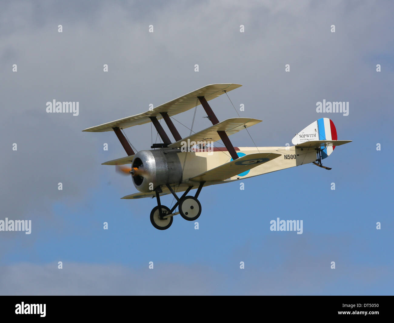 Sopwith Triplane Première Guerre mondiale réplique des avions de chasse volant à Dunsfold 'Wings and Wheels' Airshow Banque D'Images