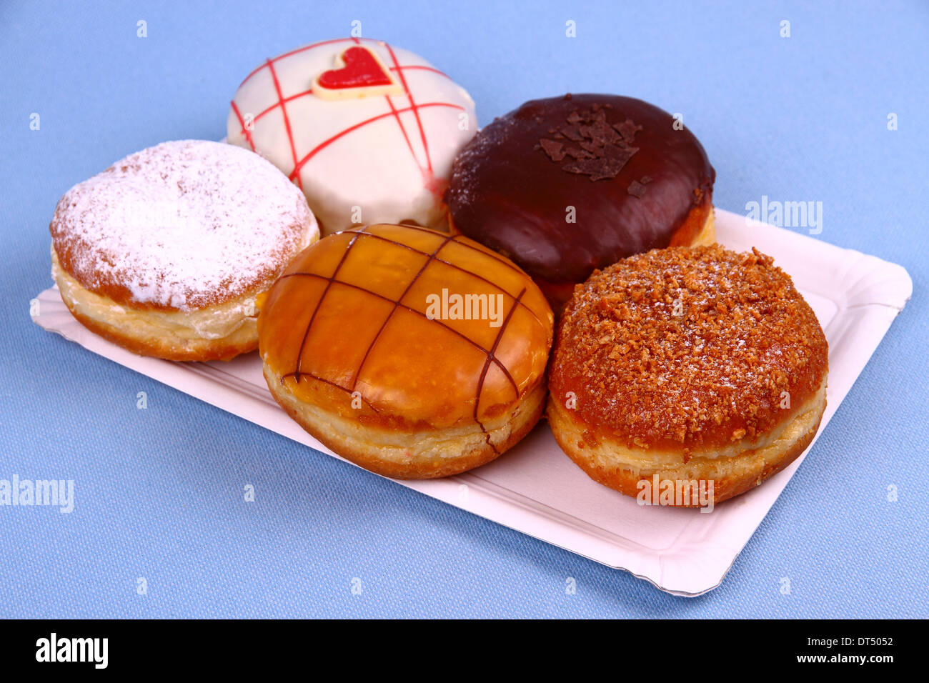 Cinq délicieux, assortiment de donuts sur la plaque, vue du dessus Banque D'Images