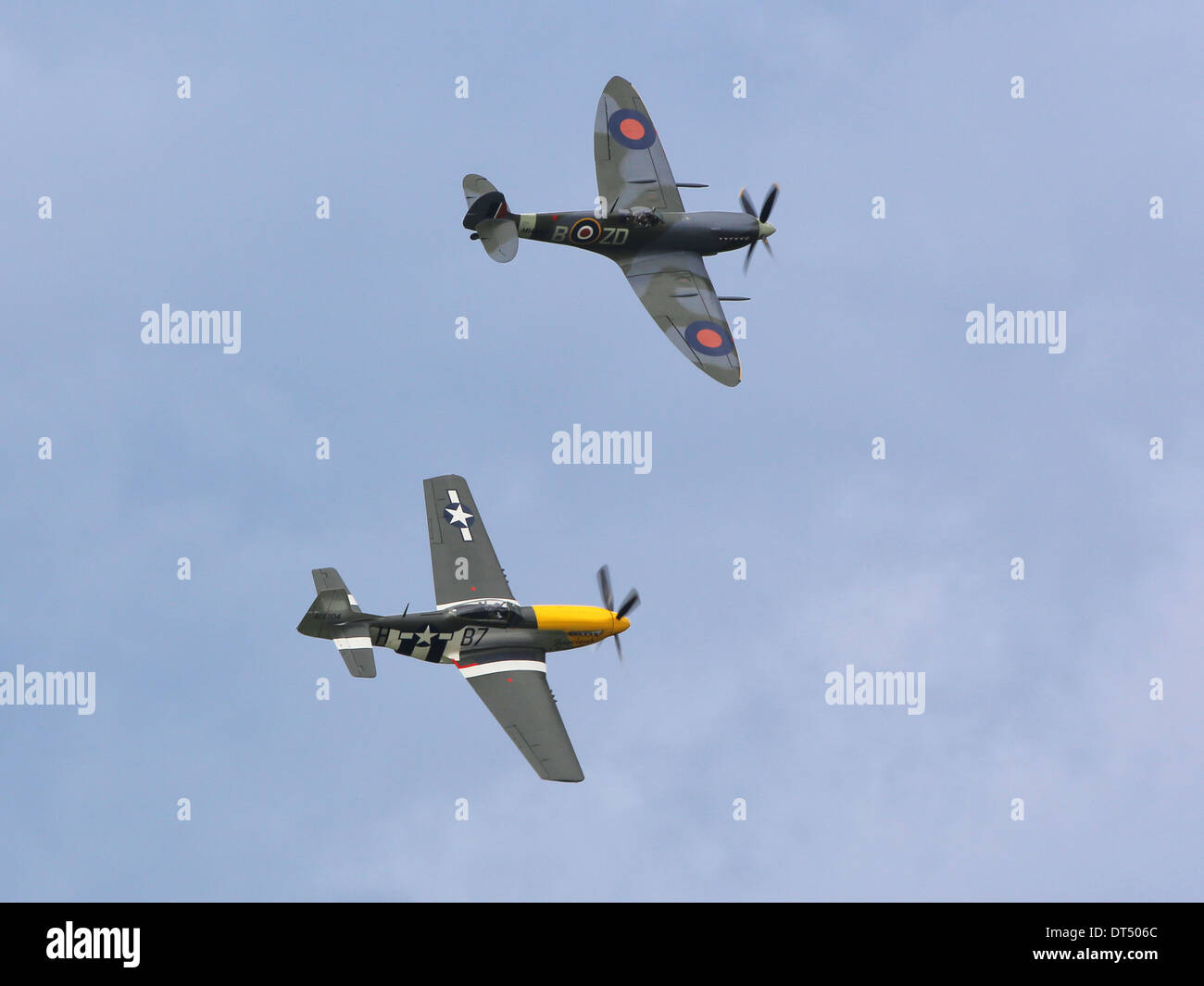 Old Flying Machine Company P-51 Mustang et Spitfire IXB volant à la 2012 Spectacle aérien Wings and Wheels à Dunsfold à Surrey, UK Banque D'Images