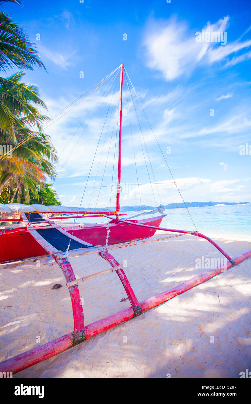 Bateau rouge philippine sur la plage de sable blanc de Boracay ...