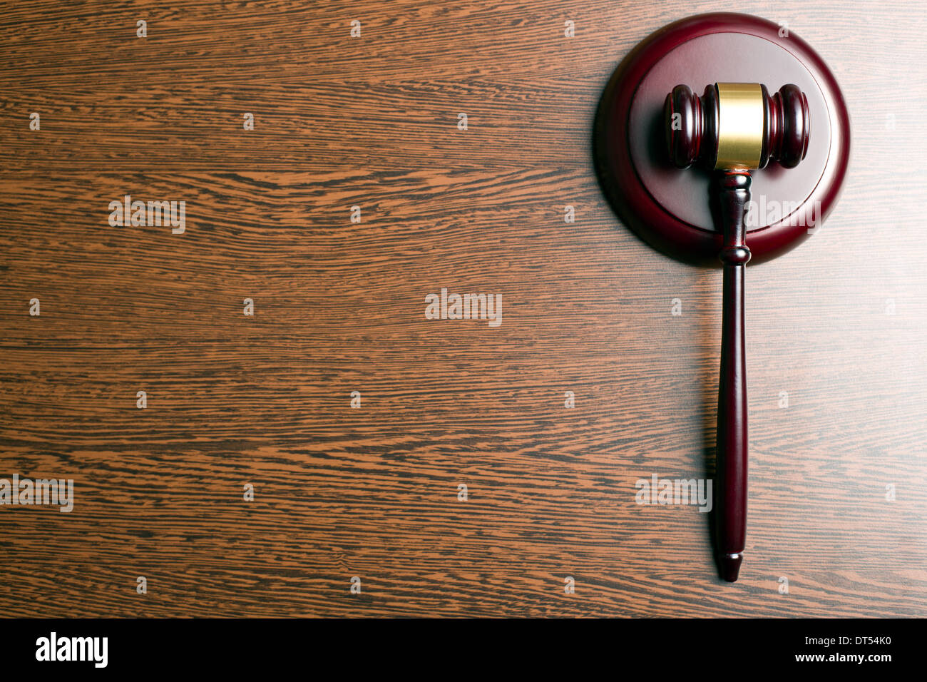 Vue de dessus du juge gavel sur fond de bois Banque D'Images