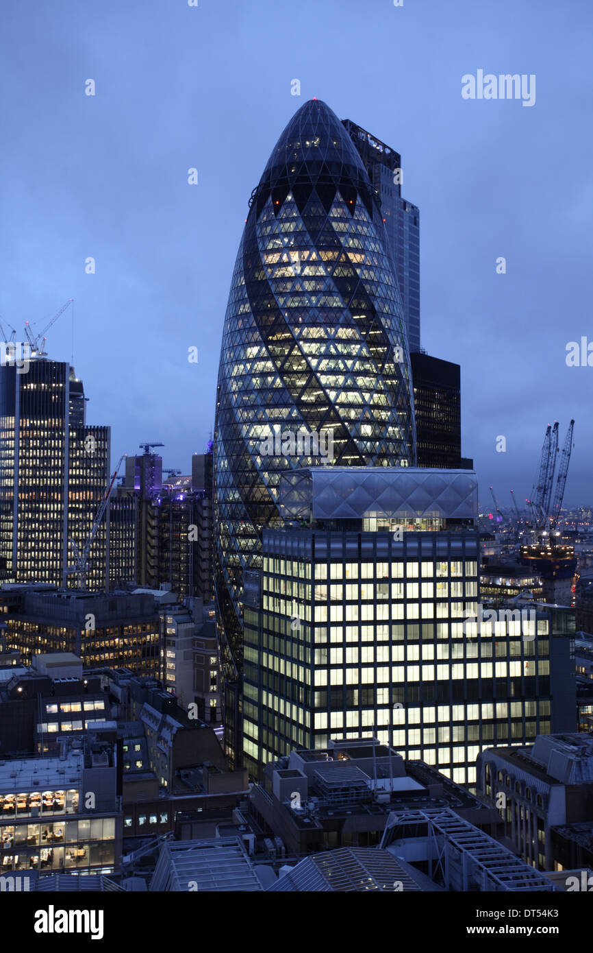 Le Gherkin Building, Ville de London, au crépuscule Banque D'Images