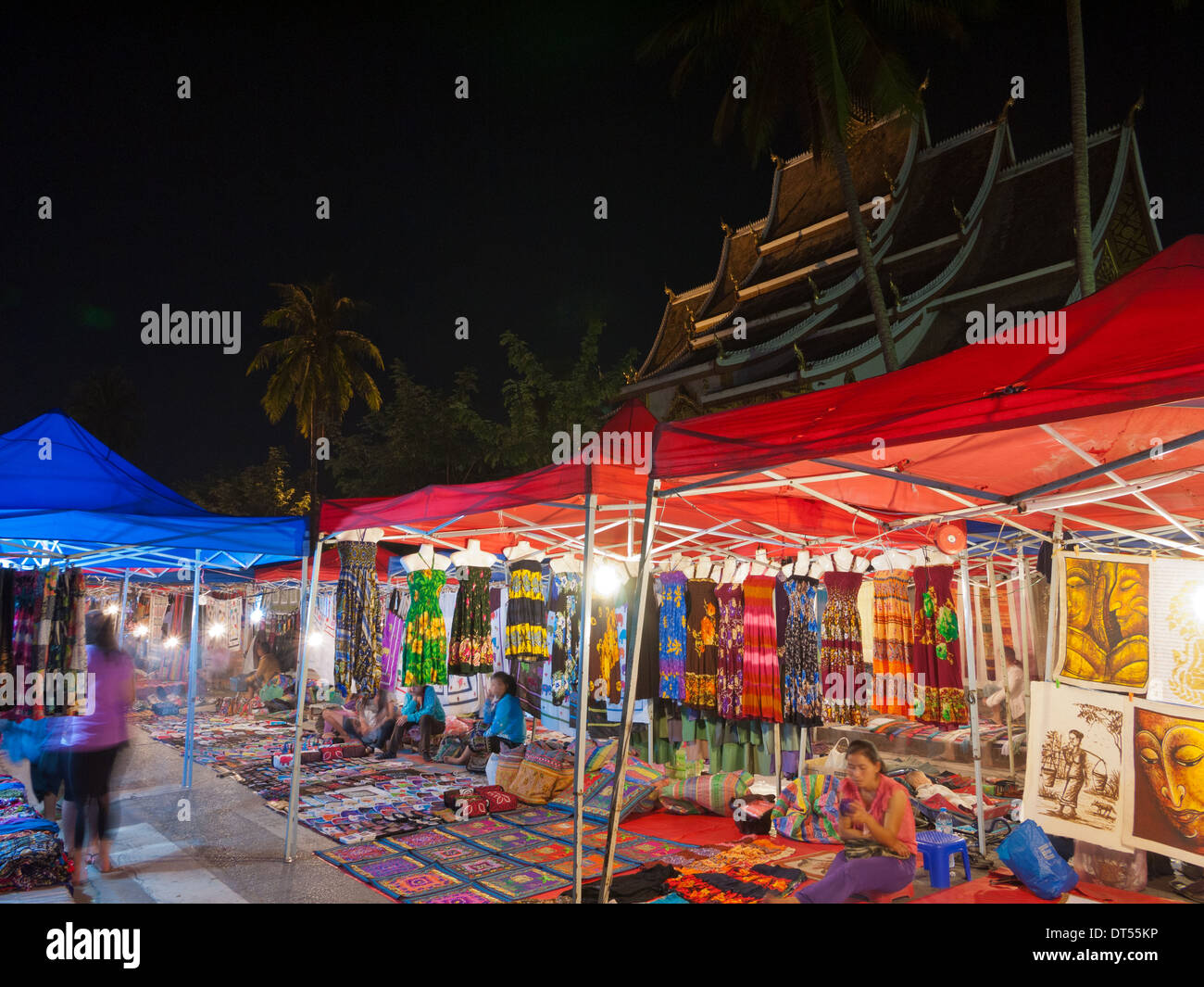 Vue de la marchandise et de souvenirs en vente au marché de nuit à Luang Prabang, Laos. Banque D'Images