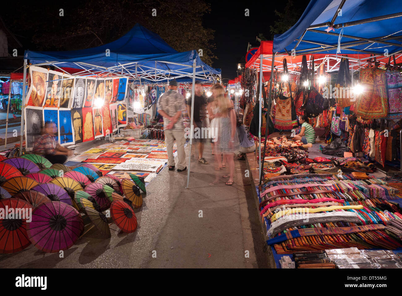 Vue de la marchandise et de souvenirs en vente au marché de nuit à Luang Prabang, Laos. Banque D'Images