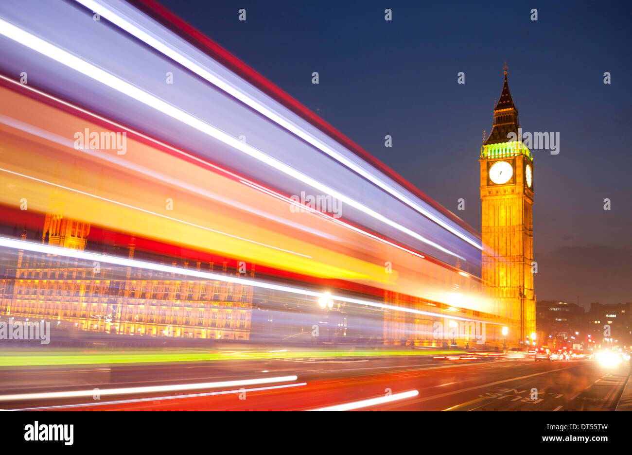Big Ben Clock Tower Chambres du Parlement de nuit avec lumières floues de passer en premier plan bus red London London England UK Banque D'Images