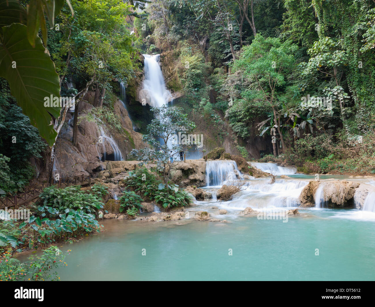 Une vue de la belle eaux émeraude de la Cascades de Kuang Si près de Luang Prabang, Laos. Banque D'Images