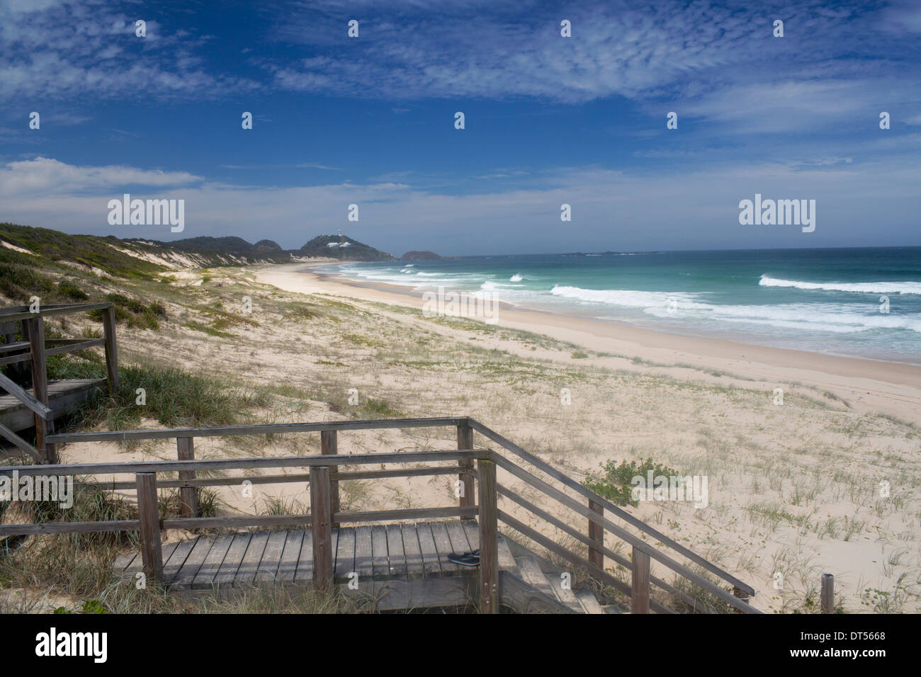 Lighthouse Beach avec phare à distance et des dunes de sable en premier plan Seal Rocks NSW Australie Nouvelle Galles du Sud Banque D'Images