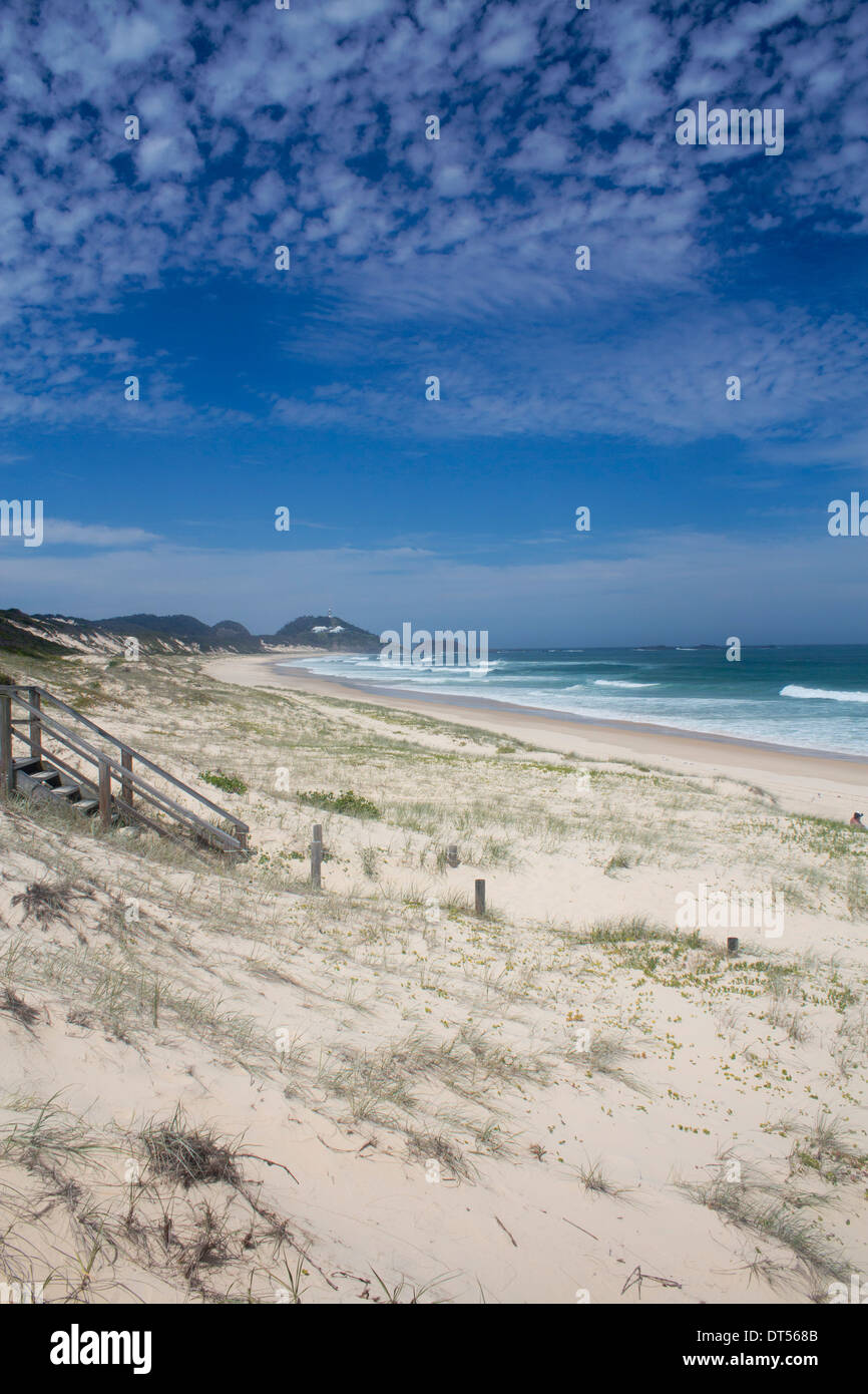 Lighthouse Beach avec phare à distance et des dunes de sable en premier plan Seal Rocks NSW Australie Nouvelle Galles du Sud Banque D'Images