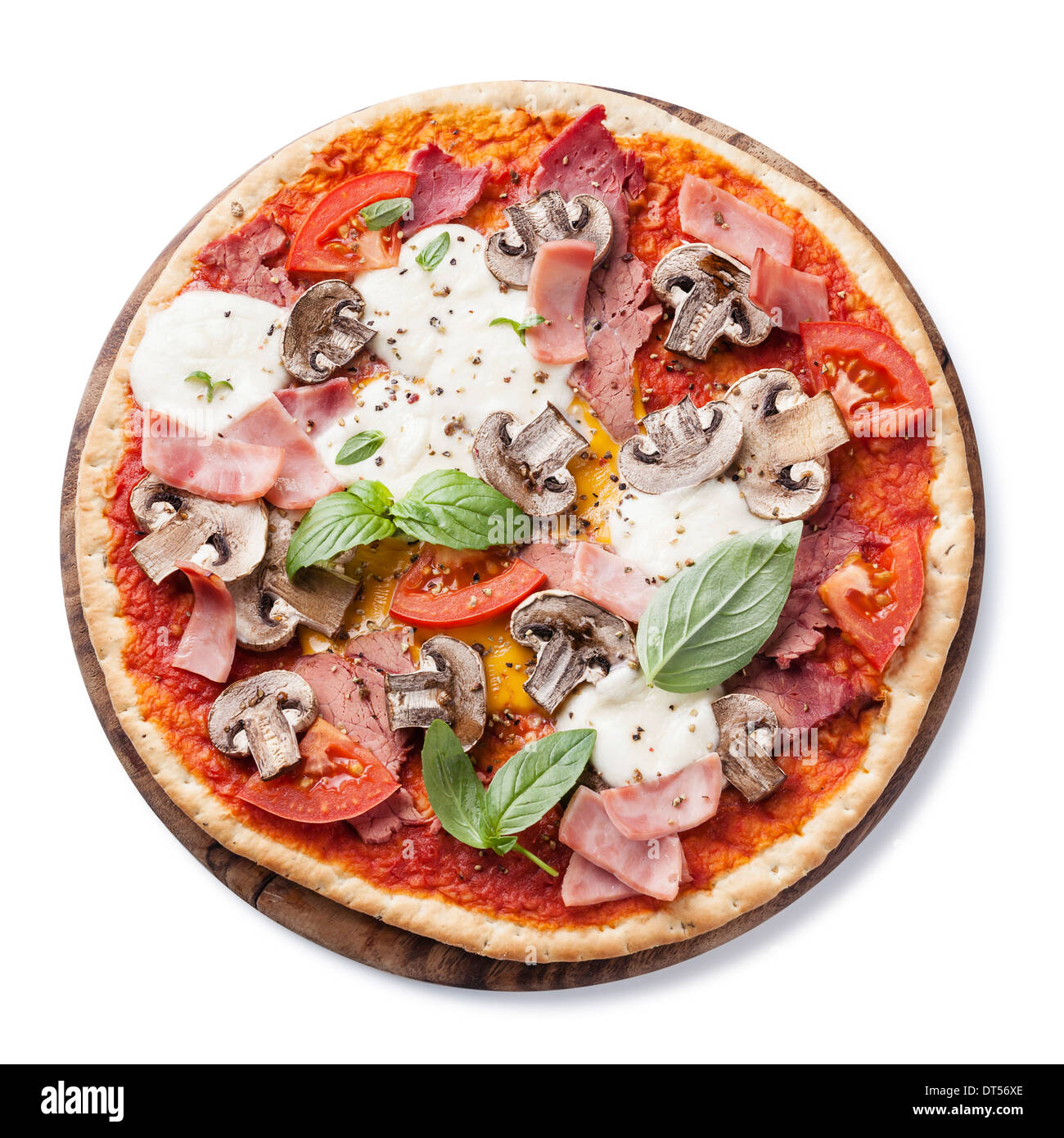 Pizza italienne avec de la viande, du jambon et des champignons sur fond blanc Banque D'Images