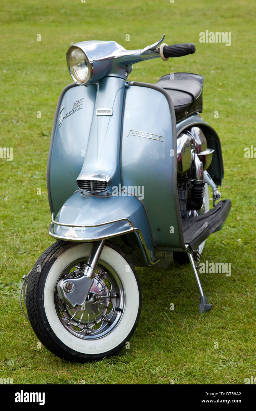 L'affichage à un scooter à thème 60's summer fete dans le village de Somerleyton Banque D'Images