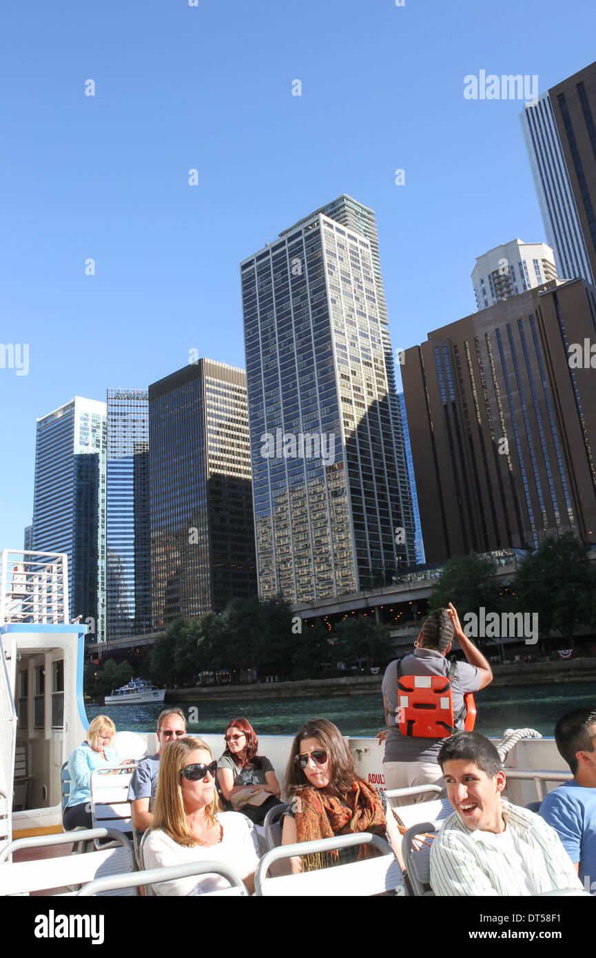 Les passagers de taxi de l'eau, ligne d'horizon à l'arrière-plan, Chicago, Illinois Banque D'Images