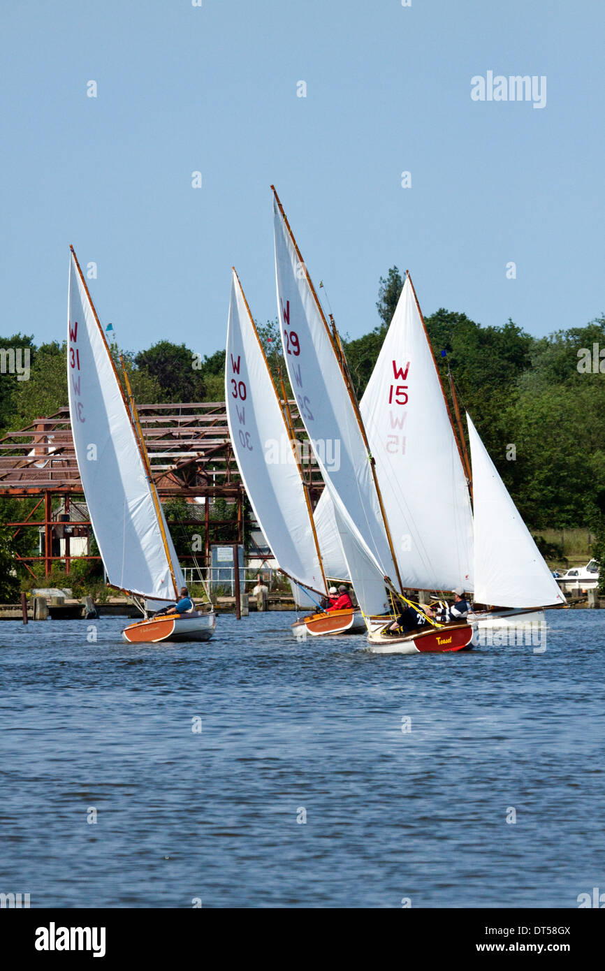 Voile sur le large près de Lowestoft Oulton Banque D'Images