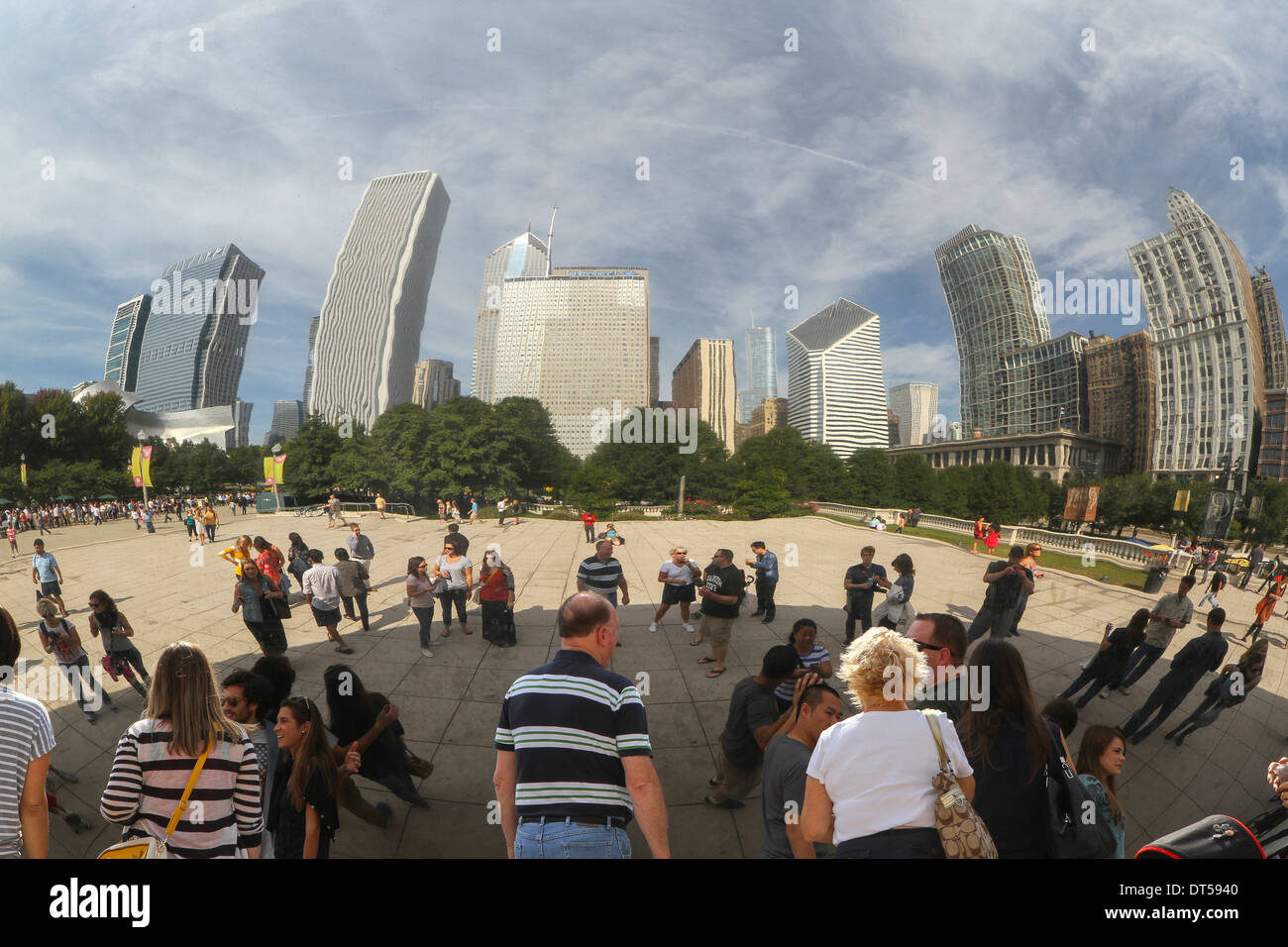 Les gens se rassemblent autour de Cloud Gate, la sculpture connu comme 'le bean,' à Chicago, Illinois Banque D'Images