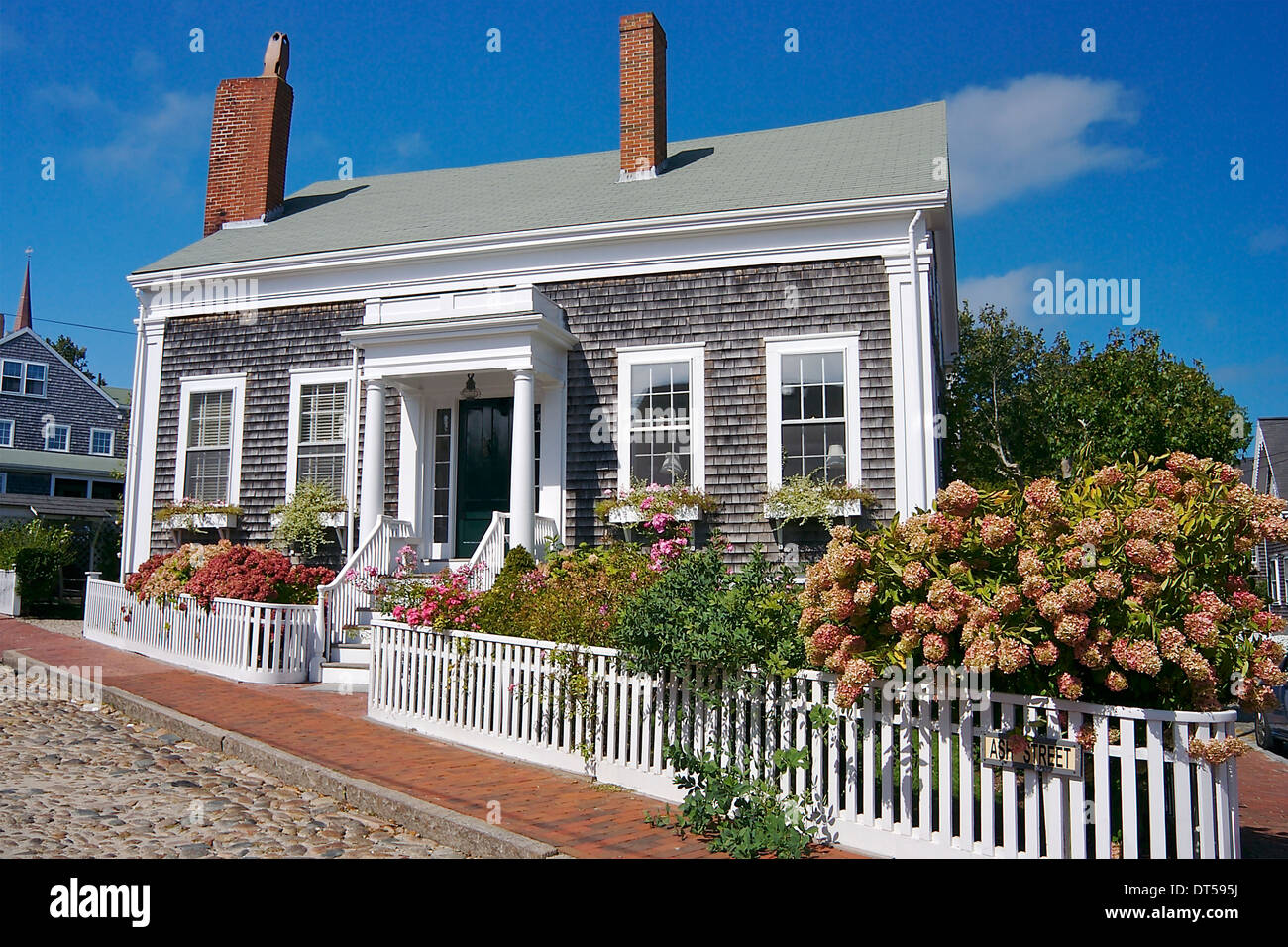 Une jolie maison de bardeaux sur une rue pavée, sur l'île de Nantucket, Massachusetts Banque D'Images