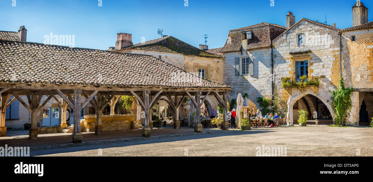 Monpazier, Dordogne, France, Europe. Belle place de la ville médiévale avec ses arcades cintrées bords ronds. Banque D'Images