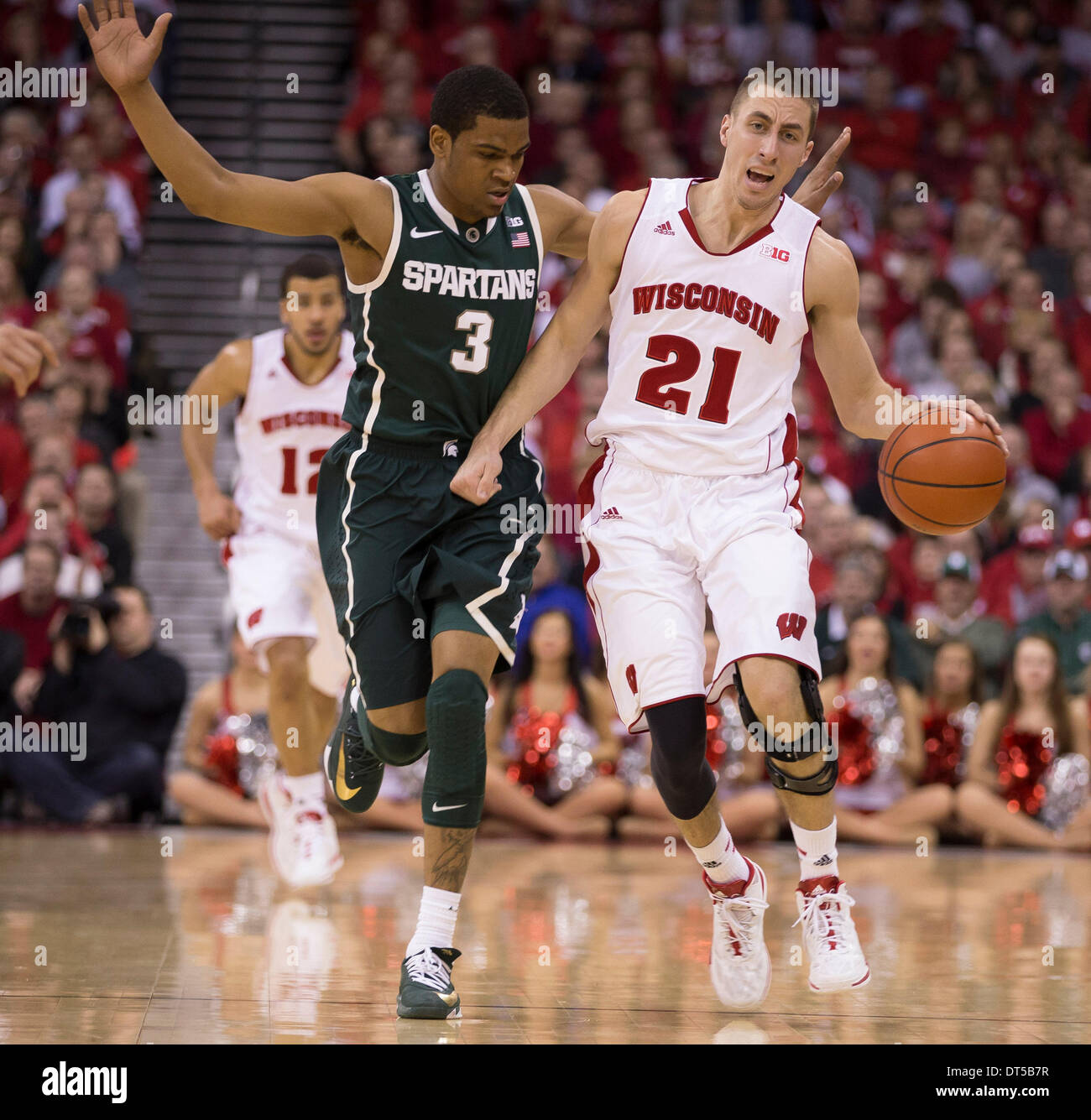 Madison, Wisconsin, USA. Feb 9, 2014. 9 février 2014 : Michigan State Spartans guard Alvin Ellis III # 3 s'exécute dans le Wisconsin Badgers guard Josh Gasser # 21 dribbler jusqu'à une pause rapide au cours du jeu de basket-ball de NCAA entre les Michigan State Spartans et le Wisconsin Badgers au Kohl Center à Madison, WI. Défait du Wisconsin Michigan State 60-58. John Fisher/CSM/Alamy Live News Banque D'Images