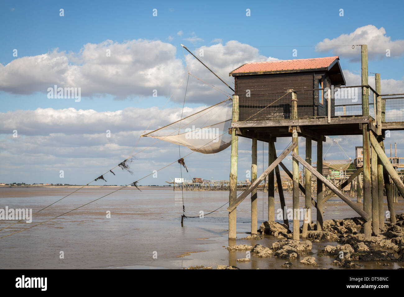 Oléron, France, Europe. Cabanes de pêcheurs et les filets sur la plage, sur l'île d'Oléron. Banque D'Images