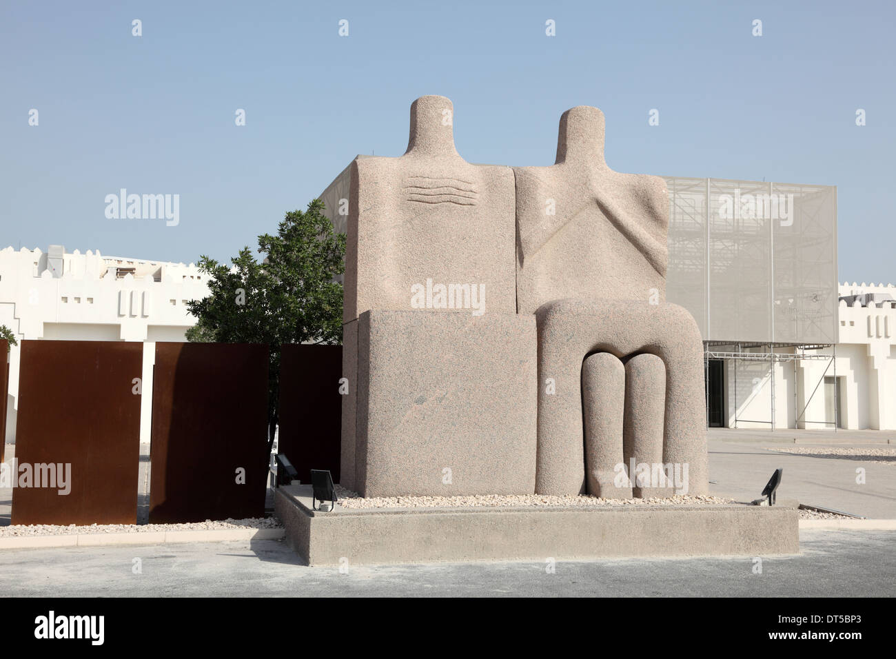 Sculpture La Gardienne du Croissant Fertile par artiste irakien Ismail Fatah al Turk au Mathaf Arabes : Musée d'Art Moderne de Banque D'Images
