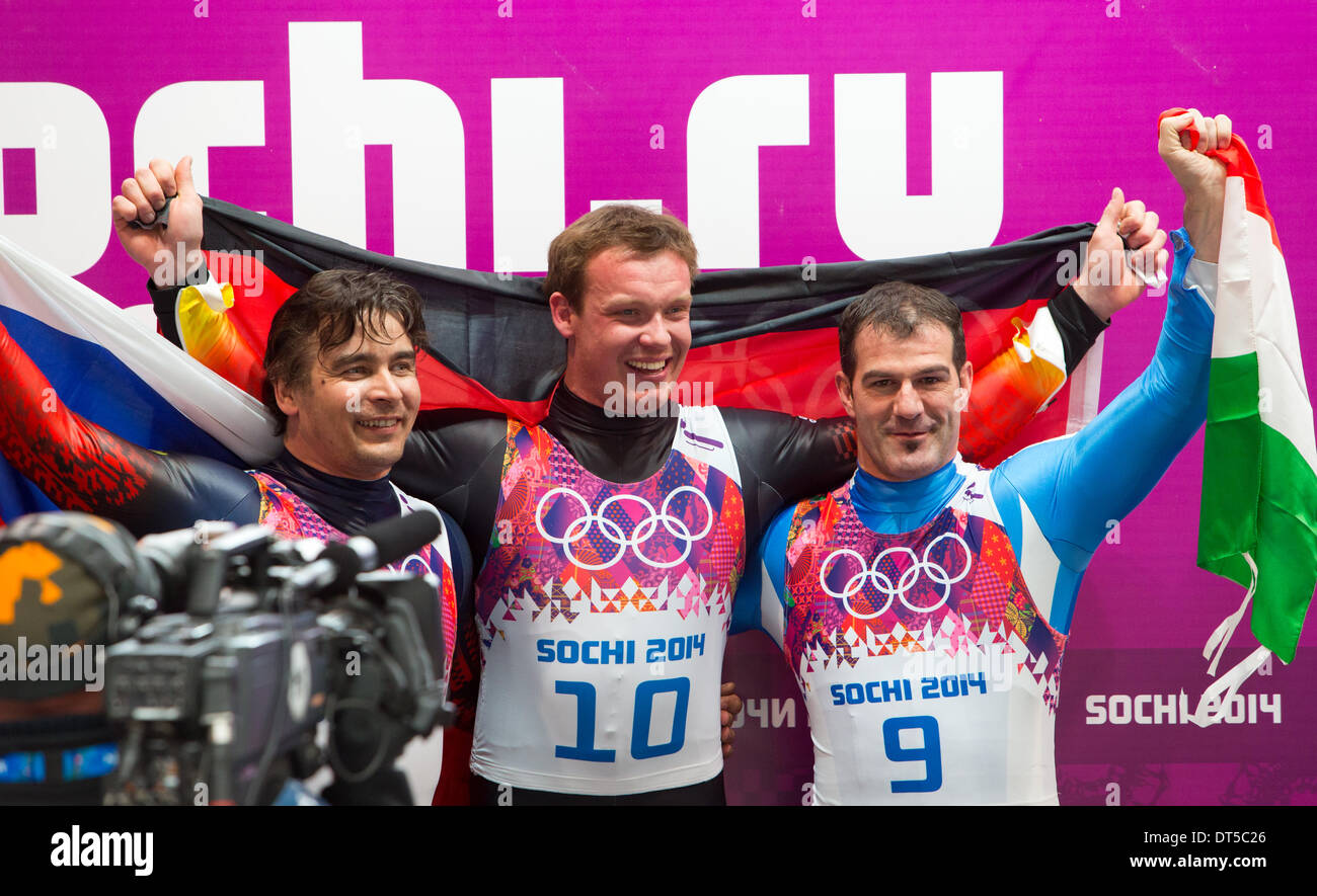 Sochi, Russie. 9 février 2014. XXII jeux olympiques d'hiver de Sotchi, en Russie. Le 08 février, 2014. Luge simple hommes ronde des médailles au Centre des sports de glisse Sanki à Rosa Khutor, la Russie. (LtoR) : Albert Demchenko (ITA-Bronze), Felix Loch (GER-or), Armin Zoeggeler (RUS-Argent Credit : Action Plus Sport/Alamy Live News Banque D'Images