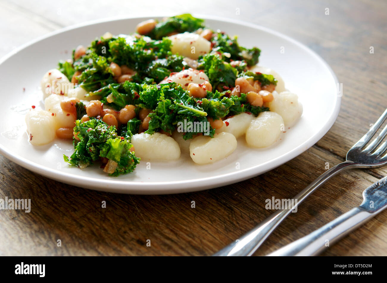 Cette recette avec des gnocchis, fresh kale et haricots blancs fait un très bon repas d'hiver et de remplissage. Banque D'Images