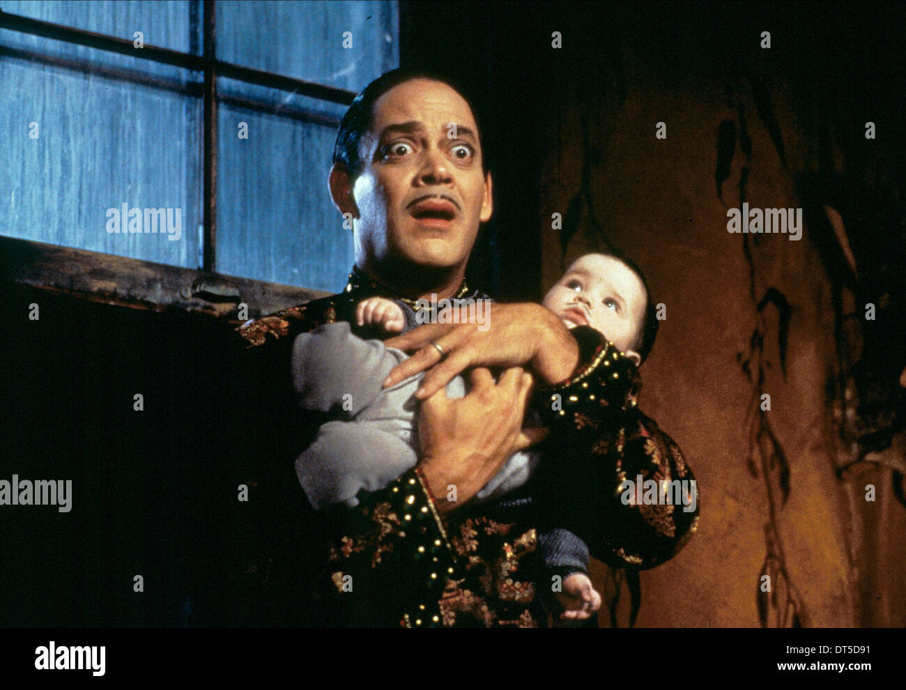 Raul Julia Bebe Addams Family Values 1993 Photo Stock Alamy